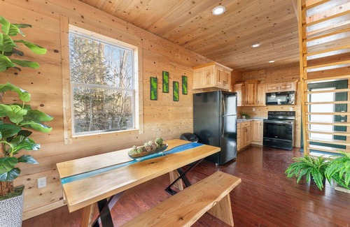 New Hope Cabin | Cabin in the Sky with an outdoor kitchen!
