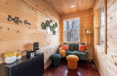 New Hope Cabin | Cabin in the Sky with an outdoor kitchen!