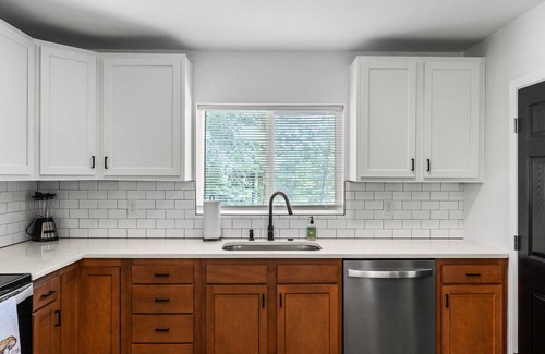 Campton Cabin | Cabin In The Stars - Hot Tub - Pet Friendly - Private - Minutes to RRG