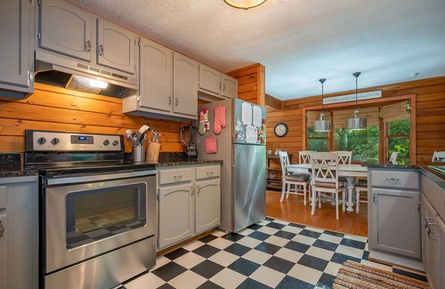 Lake Lure Cabin | Cabin in the Woods 3 minutes from Rumbling Bald Resort @ Lake Lure
