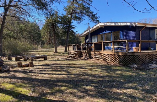 Denison Cabin | Cabin in the woods- Minutes from Lake Texoma, Red River, and Choctaw Casino.