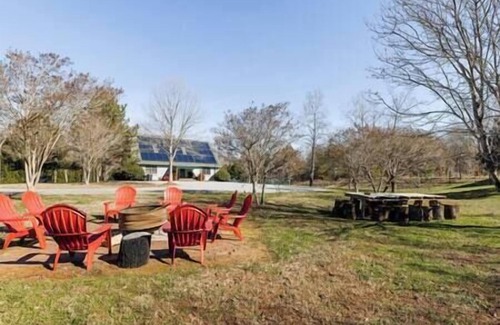 Inman House | Cabin Lodge on Lake Bowen w/lake access