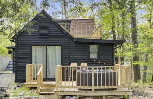 Mount Marion Cabin | Cabin Noir where Modern meets Rustic. Hot Tub with a View!
