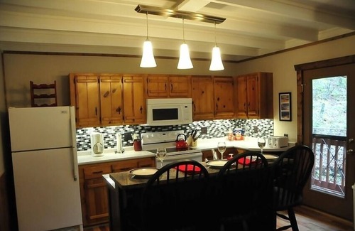 Murphy Cabin | Cabin on Hiawassee River 1 Mile from Campbell Folk School