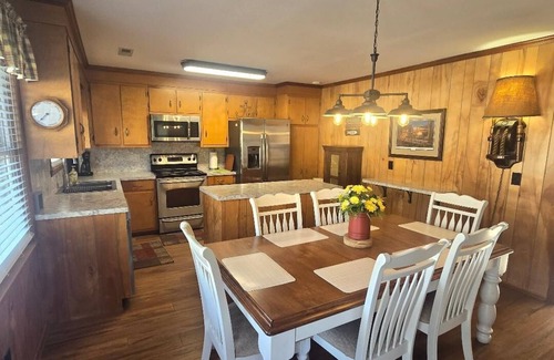 Russellville House | Cabin on Lake Moultrie in Bonneau Beach - private boat ramp & dock