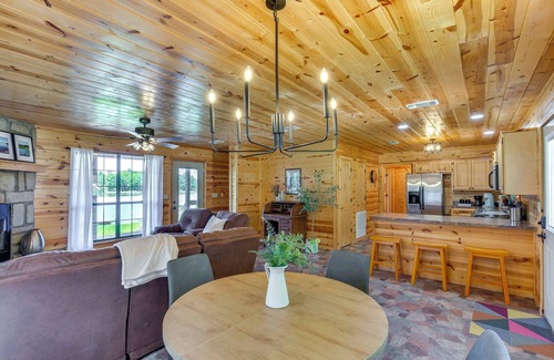 Fort Towson Cabin | Cabin on Lake Raymond Gary w/Dock, Grill & Views!