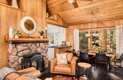 Cascade-Chipita Park Cabin | Cabin on Pikes Peak w Hot Tub, Fireplace, 235Mbps!