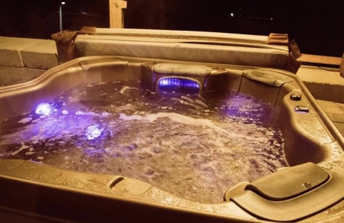 Elkader Cabin | Cabin on the Bluff with Hottub