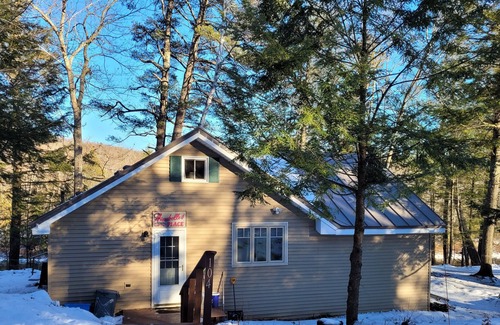 Kingfield House | Cabin on the Carrabassett River - 15 mins to Sugarloaf Mountain!