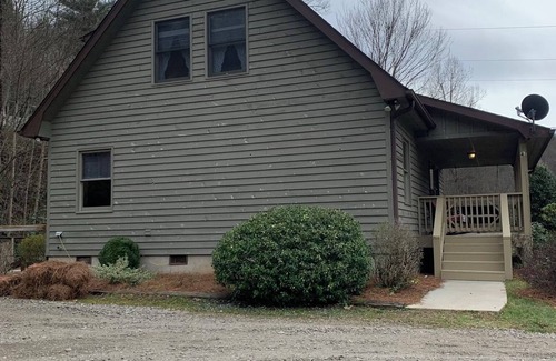 Sylva Cabin | Cabin on the Creek in Sylva with Chicken Coop - Pet friendly!