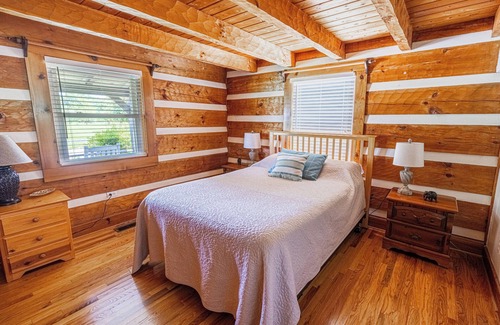 Bath House | Cabin on the Creek /Private Swimming Pool and Pier - Bath NC