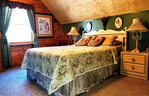 Lake Helen Bed & Breakfast | Cabin on The LakenBed and Breakfasts