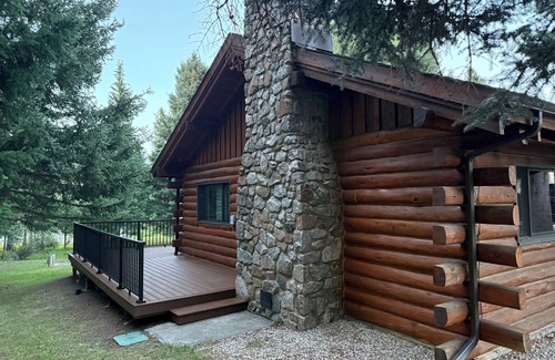 Cody Cabin | CABIN ON THE RIVER - 2 BR W/LOFT 20 miles from NE entrance of Yellowstone