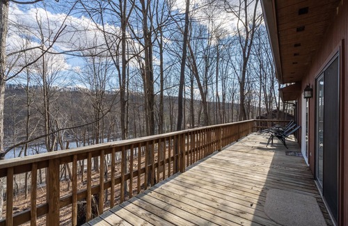 Berkeley Springs Cabin | ★Cabin: Pet/Family Friendly, Hot Tub, Large Deck★