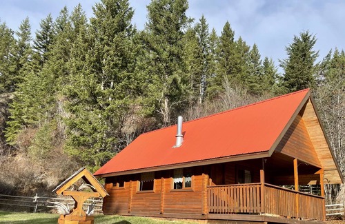 Lumby Cabin | Cabin Rentals at Guest Lodge in North Okanagan