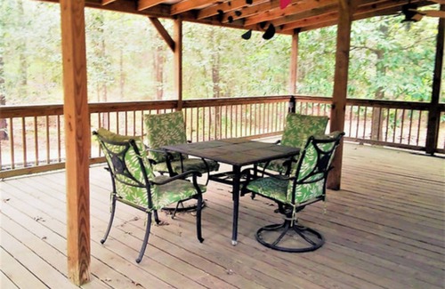 Gardner Cabin | Cabin retreat on 11 wooded acres W of Alexandria; AC WiFi smart TV; 14 night min