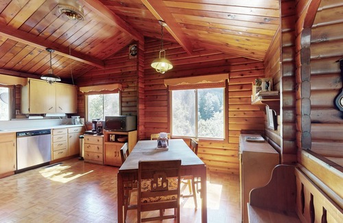 Burnt Ranch House | Cabin Retreat with river view, private pool & wood stove