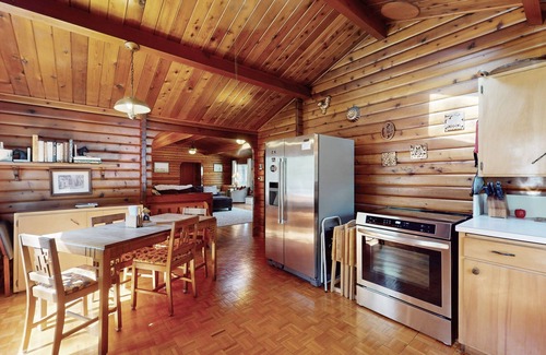 Burnt Ranch House | Cabin Retreat with river view, private pool & wood stove