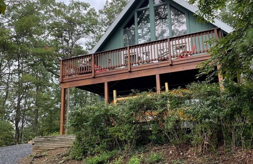 Basye House | Cabin sleeps 8+ close to slopes and lodge