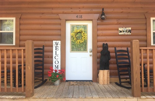 Pigeon Forge Cabin | Cabin Sleeps 8 w/2 King Suites, Theater/Hot Tub/Pool Table, Small Dog Friendly!