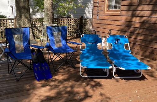 North Carolina Coast House | Cabin Style Home, 2 bed/2bth, fenced yard, deck, Pet Friendly, 1 mile to beach!