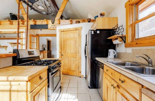 Minturn House | Cabin-Style Ski Home in Minturn with Private Deck