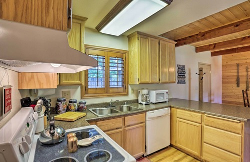 Trinity Center Cabin | Cabin w/Backyard Space - 1/2 Mi to Trinity Lake!