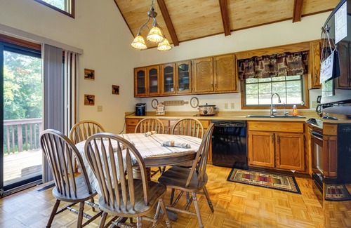 Howard Cabin | Cabin w/Deck ~ 3 Mi to Apple Valley Lake!