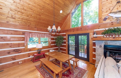 Vonore Cabin | Cabin w/ Dock-Fire Pit-Hot Tub-Updated Kitchen-On Tellico Lake-Bat Creek Cove-Great for Families!