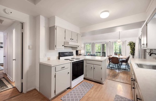 Berkeley Springs Ski Chalet | Cabin w Hot Tub, WiFi, Deck, Grill & Dog-Friendly!