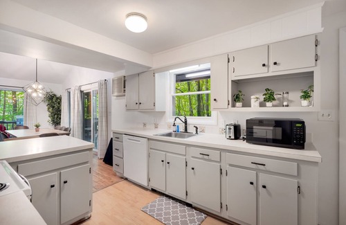 Berkeley Springs Ski Chalet | Cabin w Hot Tub, WiFi, Deck, Grill & Dog-Friendly!
