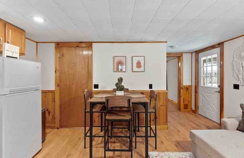 Thornton Cabin | Cabin W/Private Hot tub~Pet Friendly Near Loon mtn,Waterville & Owls nest Resrt!