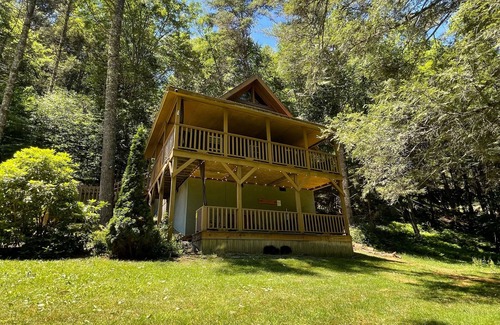 Mustoe Cabin | CABIN W/PRIVATE HOT TUB, MINS TO SNOWSHOE-RESORT,BIKING,HIKING,MOTORCYCLE RIDING