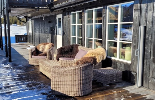 B House | Cabin with fantastic mountain view