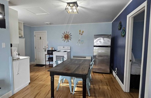 Lakeport Cabin | Cabin with 2-bedroom with 2 Queens and 2 Doubles /Kitchen