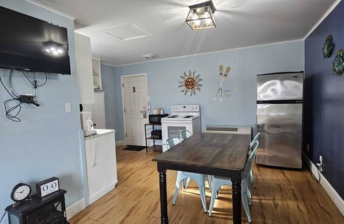 Lakeport Cabin | Cabin with 2-bedroom with 2 Queens and 2 Doubles /Kitchen