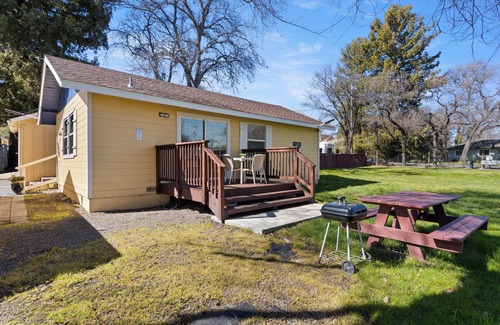 Lakeport Cabin | Cabin with 2-bedroom with 2 Queens and 2 Doubles /Kitchen