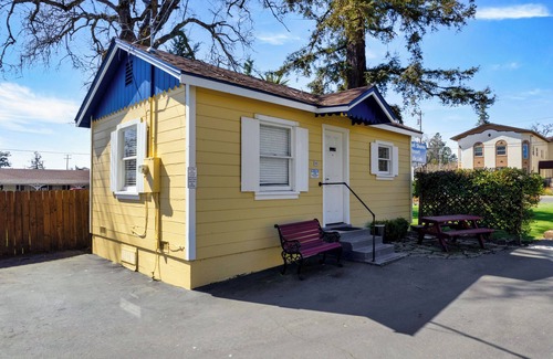 Lakeport Cabin | Cabin with 2 Doubles and Kitchen