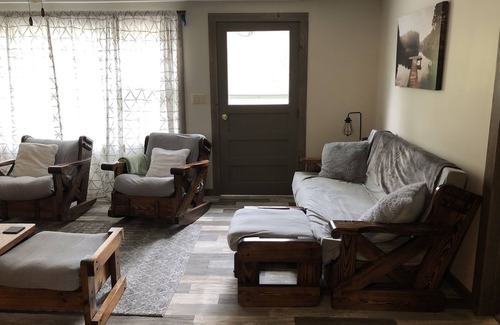 Ingalls House | Cabin with bar area and pool table-located in Stephenson, MI