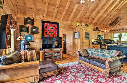 Sylva House | Cabin with BBQ and Games - Walk to Blue Ridge Parkway!