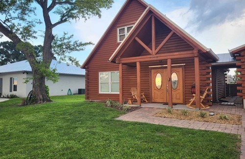 Taylor Creek Cabin | Cabin with Boat Dock