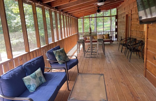 Chickamauga Lake Cabin | Cabin with dock, Huge screen-in porch, Great FAM getaway, HS WiFi, Pet Friendly