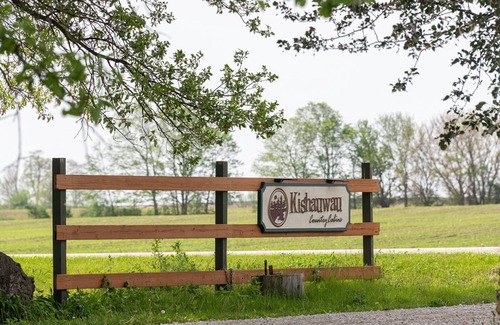Triumph Cabin | Cabin with Kitchen, Whirlpool Tub & Bonfire Pit Near Starved Rock State Park