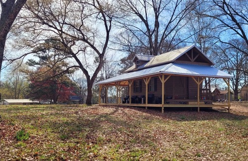 Clarksville Cabin | Cabin with loft , 5 miles away from the college of the Ozarks and Ludwig Lake….