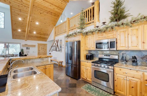 Castle Glen Estates Cabin | Cabin with Pool Table, BBQ, and S'mores Firetable