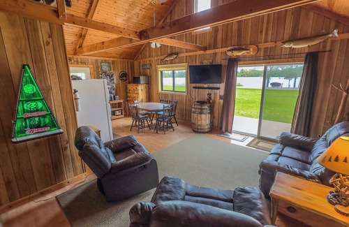 Butternut Cabin | Cabin with private dock and large yard space!