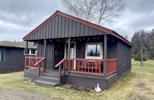 Pittsburg Cabin | Cabin with Snowmobile and ATV Trail Access