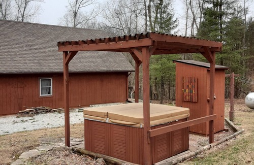 Farmers Retreat Cabin | Cabin with Hot Tub, Creation Museum, State Parks, Historic River Towns