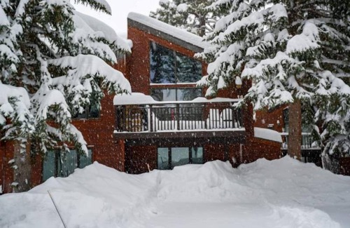Mammoth Lakes Cabin | Cabin with vaulted ceilings, woods view, and central hot tub just 2 blocks to lifts