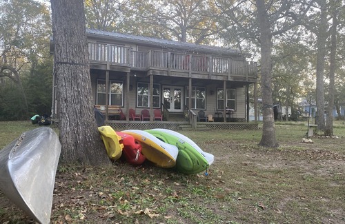 Cotton Gin Cabin | CabinOnTheCreek-Lake Limestone! rustic charm, Kayaks! Canoe! fire-pit! pets!